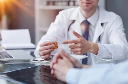 врач дает таблетки пациенту для лечения амнезии